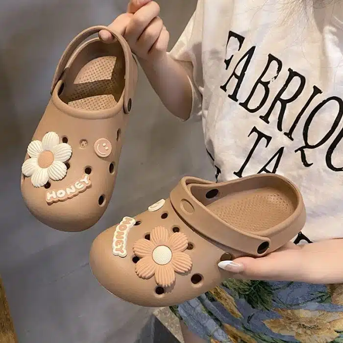 Flower-Themed Clogs – Lightweight Slip-On Sandals with Floral Design